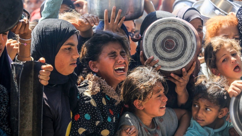 شفا - اتهمت وكالة غوث وتشغيل اللاجئين الفلسطينيين (الأونروا)، إسرائيل بانتهاج سياسة تجويع متعمدة وبدوافع سياسية بحق سكان قطاع غزة، واصفة ذلك بـ"القسوة المطلقة".
وقالت "الأونروا"، في منشور على منصة إكس، اليوم الثلاثاء، إن "التجويع المتعمّد وبدوافع سياسية في غزة هو تعبير عن قسوة مطلقة"، مؤكدة أنه لا يمكن معالجة التجويع من خلال استخدام المساعدات الإنسانية كـ"سلاح".
وأضافت الوكالة الأممية أن النموذج المقترح لتوزيع المساعدات من قبل إسرائيل "بعيد كل البعد عن الاستجابة للجوع الكارثي القائم".
كما شددت على أن "الوكالات الإنسانية ملتزمة بإيصال المساعدة لجميع المحتاجين دون استثناء".