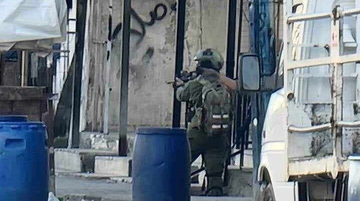 الاحتلال يعتقل شابين من بلدة بيت أمر
