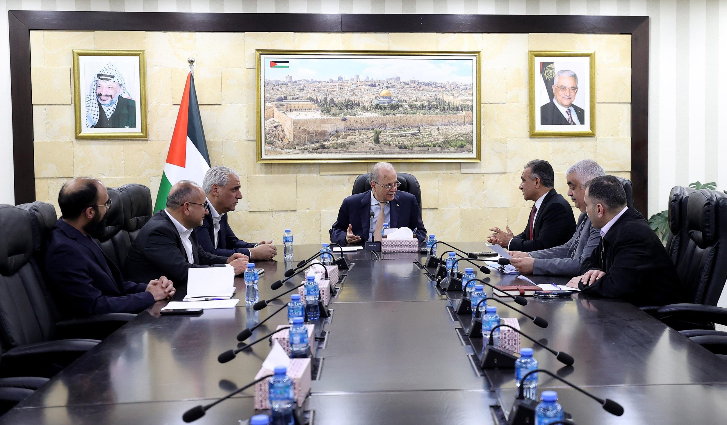 رئيس الوزراء يبحث مستجدات تنفيذ مشروع تزويد المستشفيات الحكومية بأنظمة الطاقة الشمسية