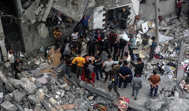 11 شهيدا بينهم أطفال ونساء إثر قصف الاحتلال شرق خان يونس بقطاع غزة