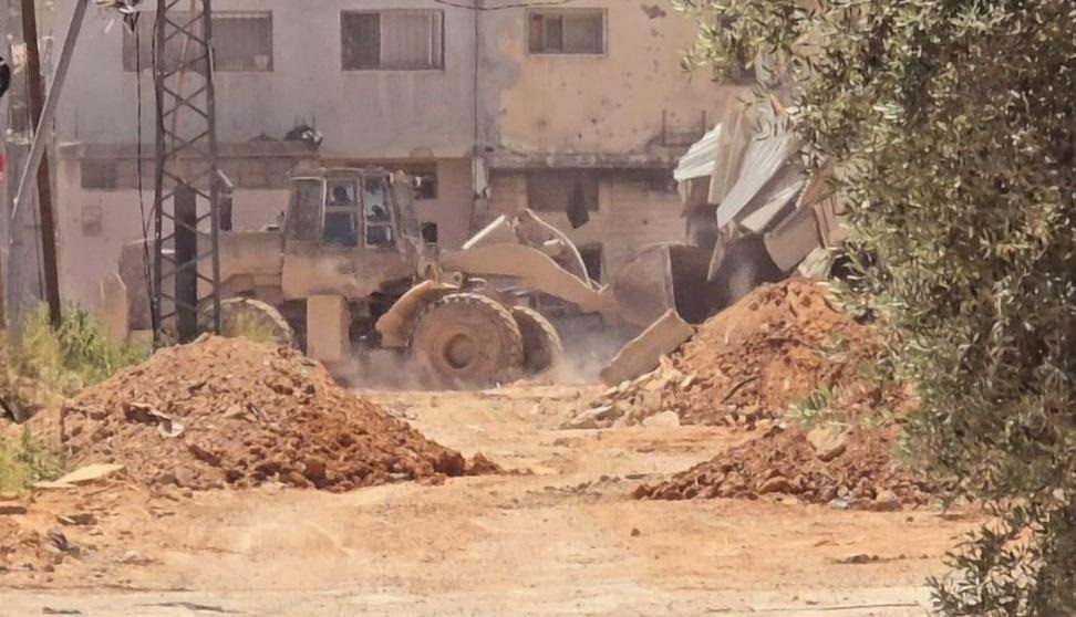 الاحتلال يشق 15 طريقا داخل مخيم جنين