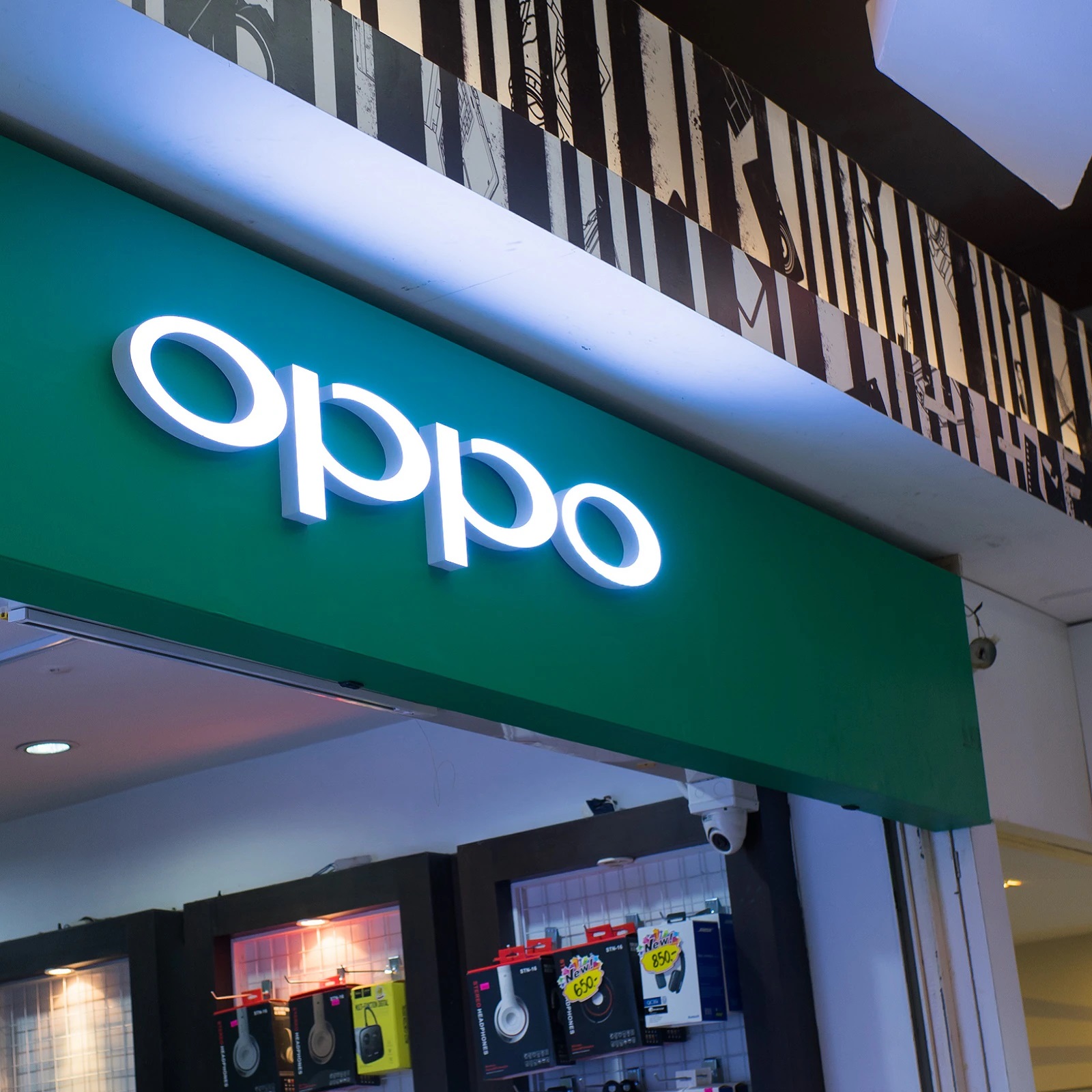 Oppo تروّج لحاسبها المنافس الجديد