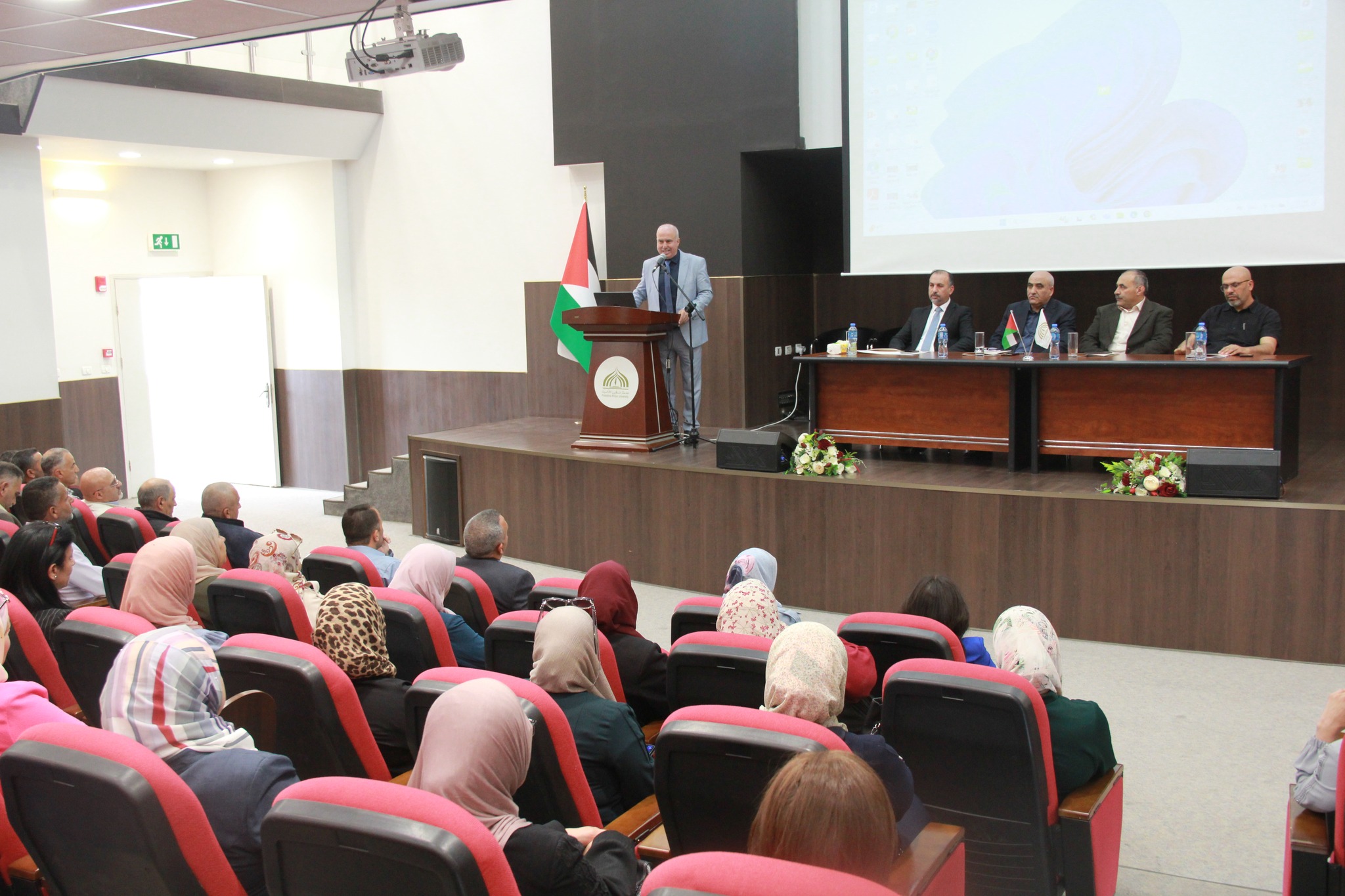 جامعة فلسطين الأهلية تُطلق ورشتي عمل تدريبيتين في الذكاء الاصطناعي والمهارات الحياتية لمديري ومديرات مدارس بيت لحم