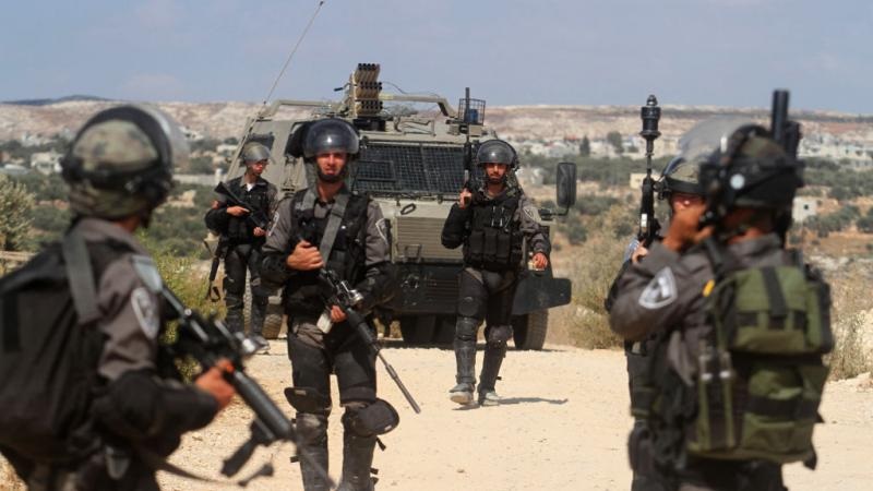 الاحتلال يعتقل مواطنا من خلة الضبع بمسافر يطا جنوب الخليل
