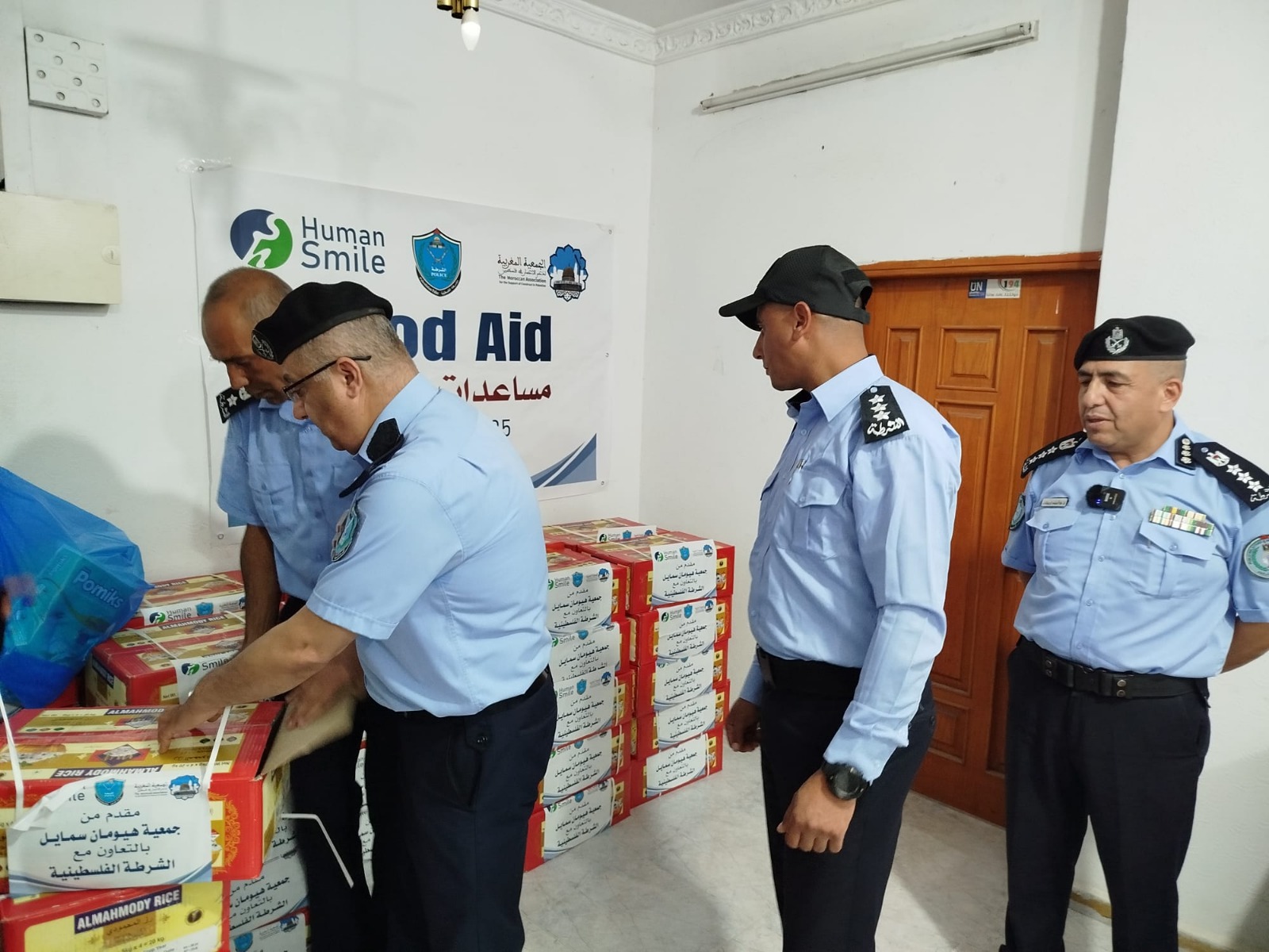 الشرطة توزع مساعدات غذائية على المواطنين النازحين في جنين