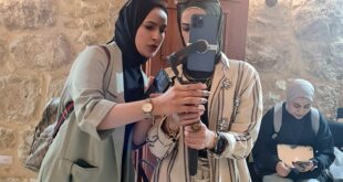 قسم الإعلام في جامعة الخليل ينظَم جولة تدريبية على صحافة الموبايل في البلدة القديمة