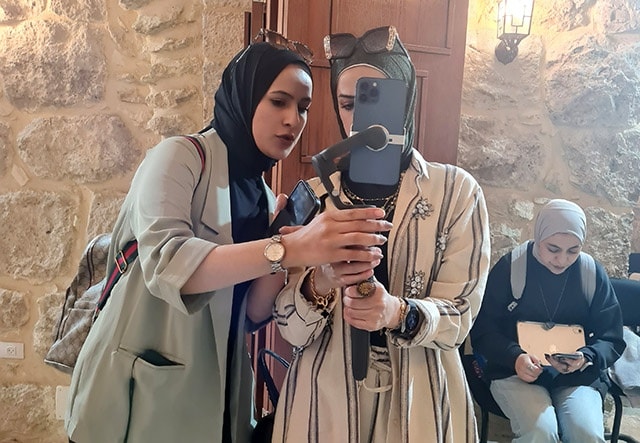 قسم الإعلام في جامعة الخليل ينظَم جولة تدريبية على صحافة الموبايل في البلدة القديمة