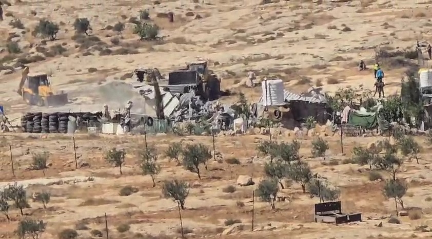 مستعمرون يحطمون مولدات الطاقة في مسافر يطا جنوب الخليل