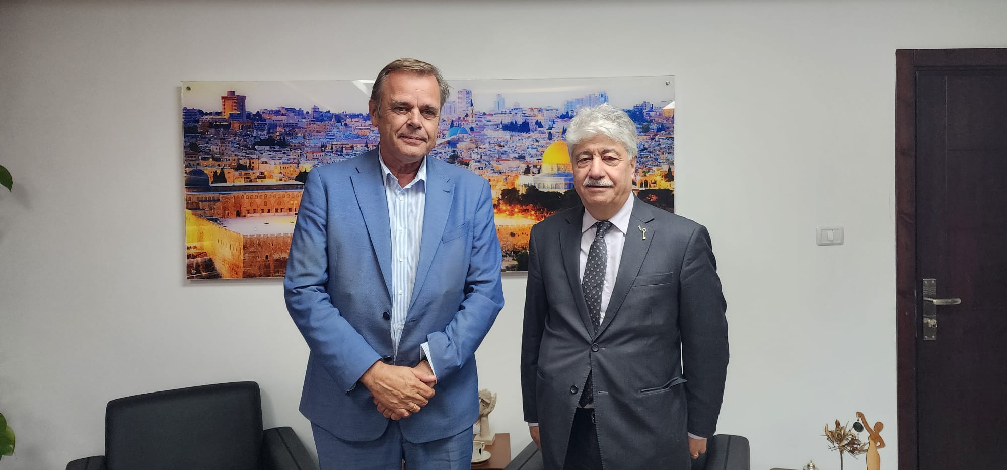 د. مجدلاني يطلع طلع ممثل هولندا على آخر المستجدات في فلسطين
