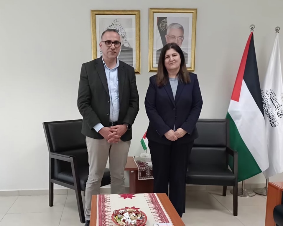 بلدية دورا ووزارة الخارجية تبحثان تعزيز التعاون وبناء جسور التواصل الدولي