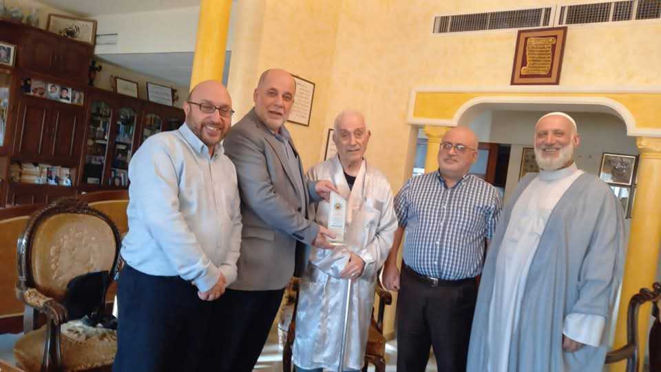 شفا - تقديراً لجهوده المباركة ، وعرفاناً بفضله ،ركناً من اركان الجمعية ، ومتابعاً لمسيرتها الميمونة ، وعضواً في مجالسها الإدارية المتعاقبة ، ومشرفاً على اللغة العربية في مدارسها ،
قام وفد من جمعية المركز الثقافي الإسلامي الخيري في صيدا ضمّ رئيس الجمعية د.الشيخ محمد انيس الخليلي ، و د. خليل معتوق والأستاذ ايهاب توتنجي ومدير مدارس الايمان الشيخ مصطفى الحريري بزيارة تكريمية إلى دارة الدكتور طالب زكي طالب ، حيث قدَّم رئيس الجمعية درعاً تكريمية للدكتور طالب تقديراً لدوره الرائد وجهوده المشكورة التي قدمها على مدى السنوات الماضية .
وكانت جلسة مؤنسة ، قلّب فيها الحضور مع الدكتور طالب أوراق الماضي الجميل ، واستعادوا ذكرياتٍ مفعمةٍ بالشوق والحنين .
وقد شكر الدكتور طالب الوفد على هذه اللفتة الكريمة من المجلس الإداري متمنياً للجمعية ومدارسها كل التوفيق والأزدهار .