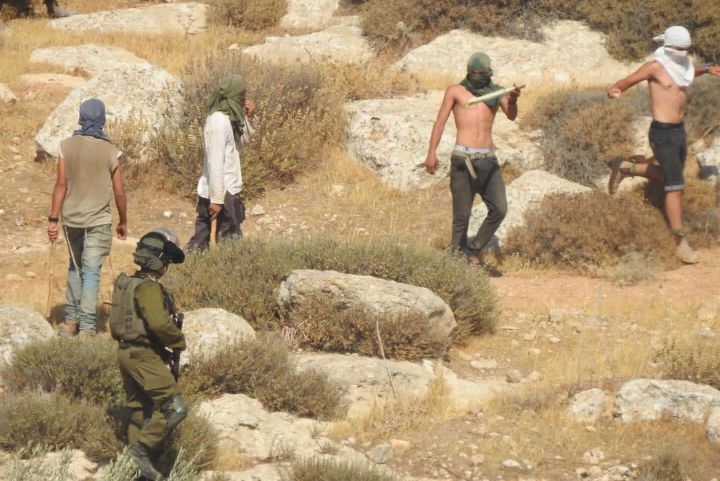 إصابات في هجوم المستوطنين على تجمع "مغاير الدير" شرق رام الله