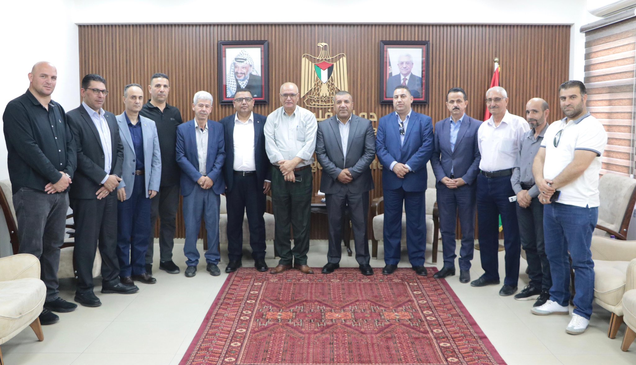 محافظ الخليل خالد دودين يستقبل وفداً من جبهة النضال الشعبي