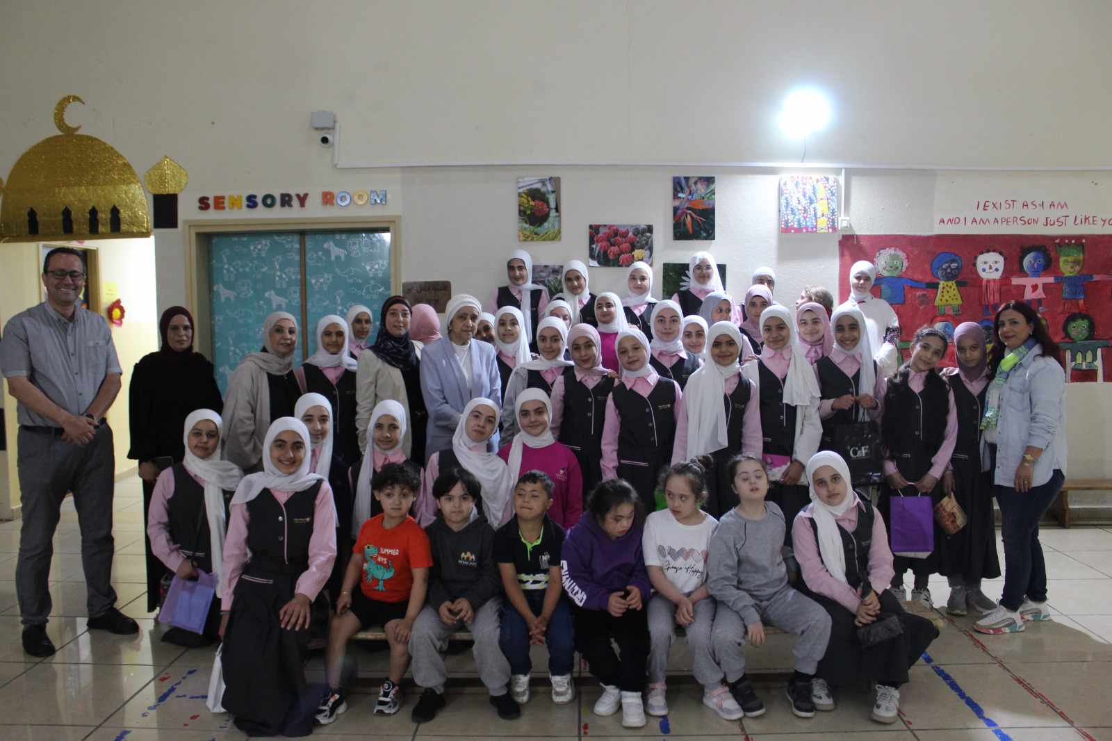 طالبات ثانوية الاستجابة في زيارة إلى قسم الاحتياجات الخاصة التابع لجمعية المواساة