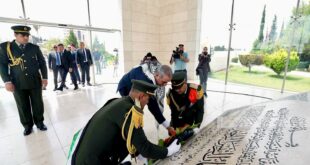 نيابة عن سيادة الرئيس ، حسين الشيخ يضع إكليلا من الزهور على ضريح الشهيد القائد عرفات في ذكرى النكبة