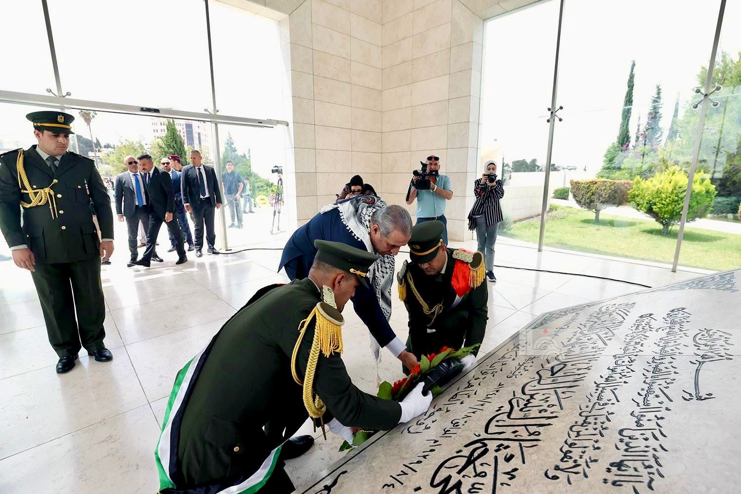 نيابة عن سيادة الرئيس ، حسين الشيخ يضع إكليلا من الزهور على ضريح الشهيد القائد عرفات في ذكرى النكبة
