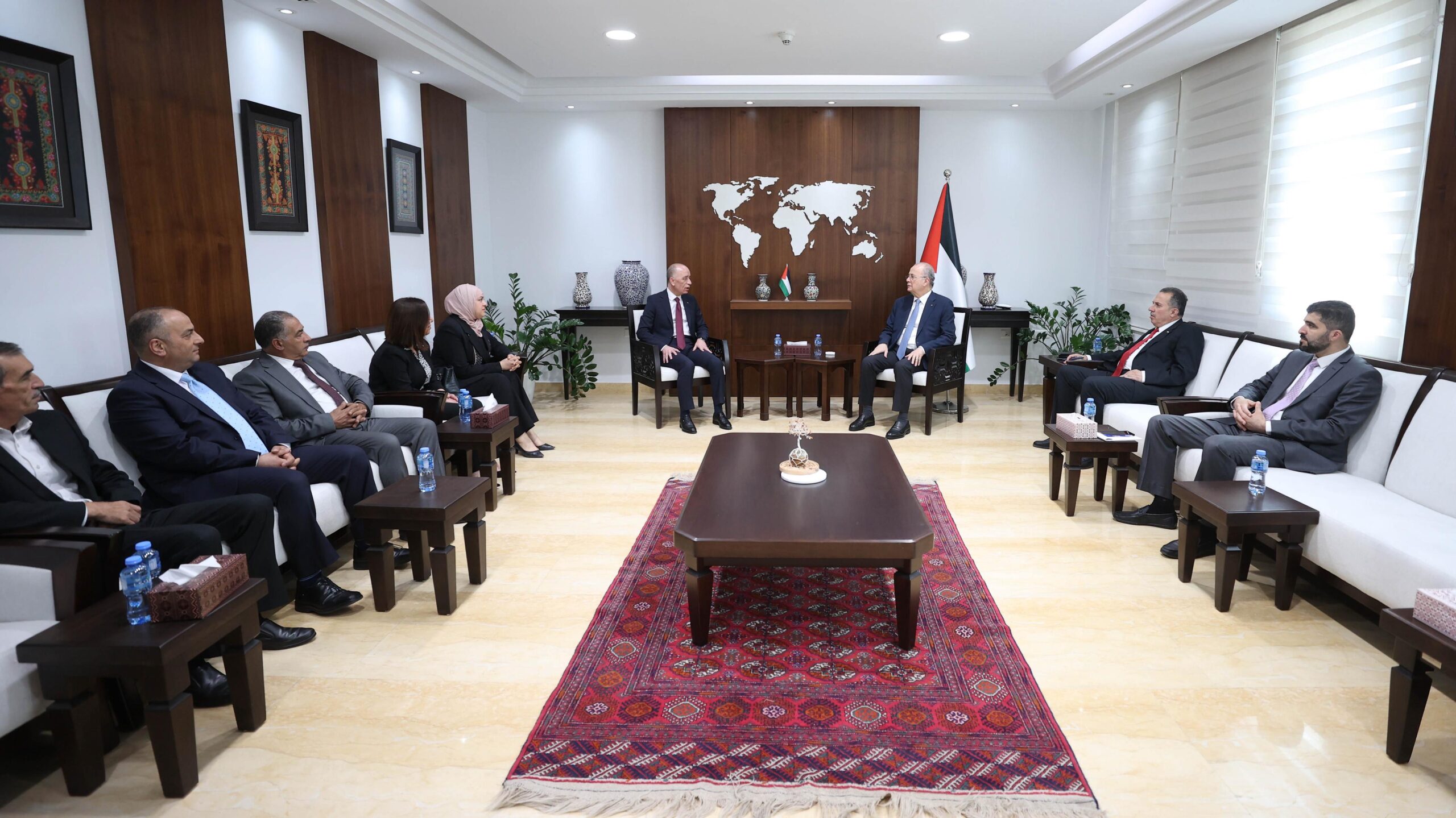 رئيس الوزراء يؤكد أهمية مضاعفة الجهود لتسريع تسوية الأراضي خاصة في المناطق المسماة "ج"