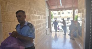 الشرطة توزع مساعدات غذائية على المواطنين النازحين في جنين