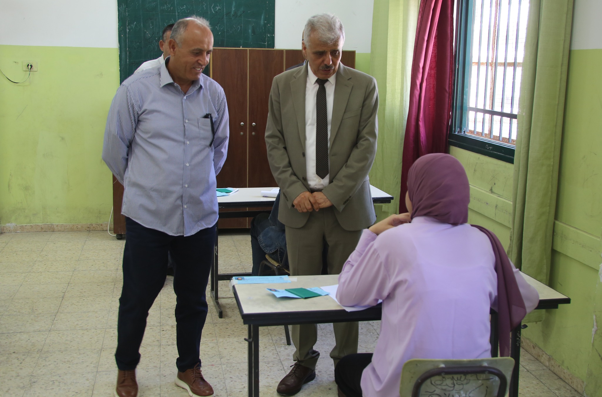 الوزير أمجد برهم يتفقد امتحانات الثانوية في جنين ويؤكد مساندة الطلبة في ظل الظروف الراهنة