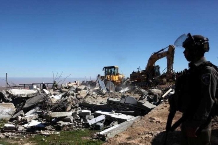 مستوطنون يهدمون غرفة زراعية في قرية المنيا