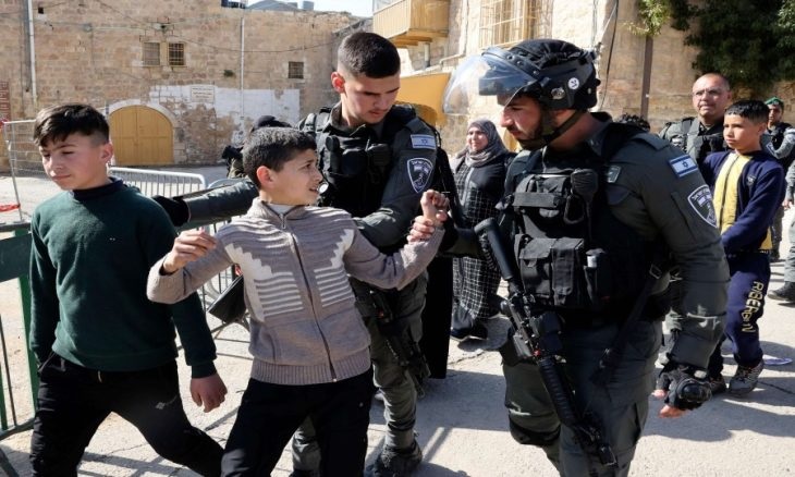الاحتلال يعتقل طفلين من طمون بعد استدعائهما للتحقيق