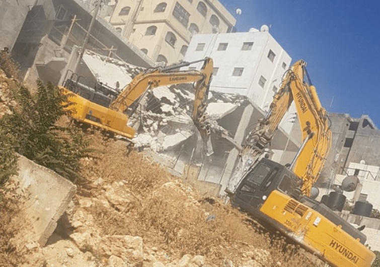الاحتلال يشرع بهدم منشأة في مخيم شعفاط