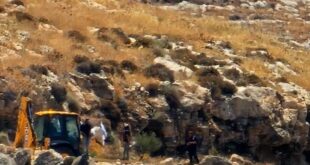 مستوطنون يحرثون أراضي ويسيجونها في قريوت جنوب نابلس