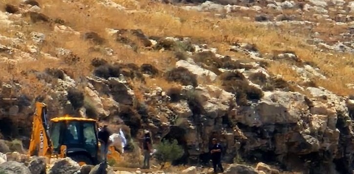 مستوطنون يحرثون أراضي ويسيجونها في قريوت جنوب نابلس
