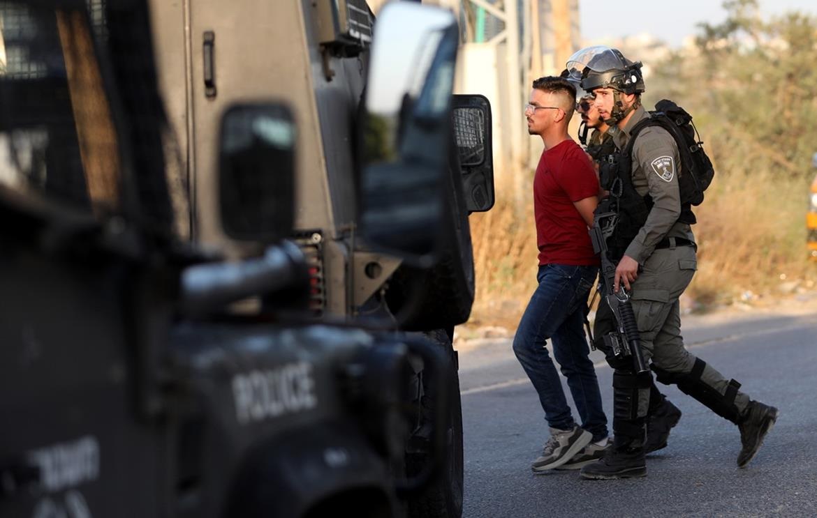الاحتلال يعتقل شابين بعد محاصرة منزل في وادي برقين غرب جنين