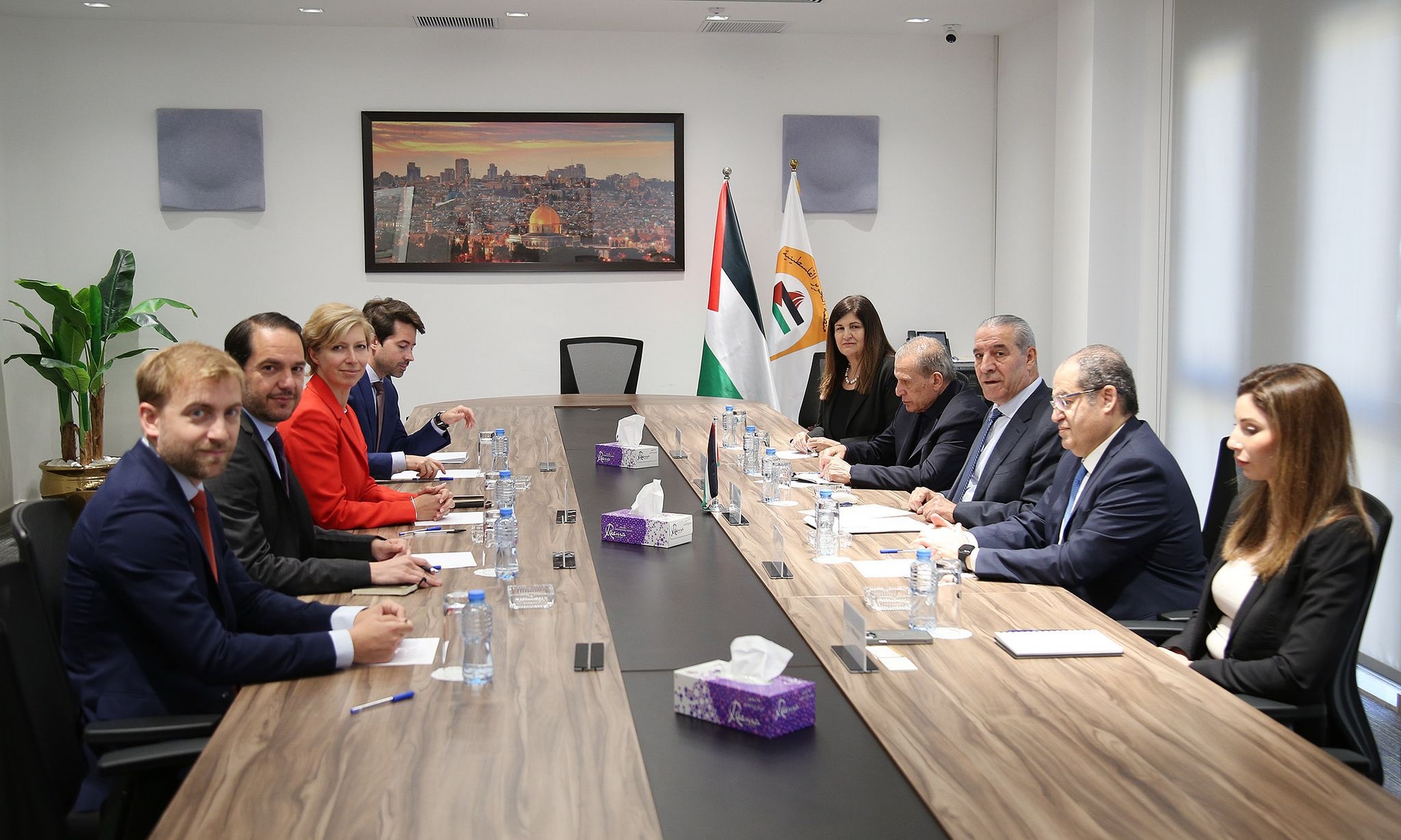 حسين الشيخ يستقبل مستشارة الرئيس الفرنسي لشؤون الشرق الأوسط