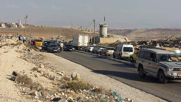 الاحتلال يغلق حاجز جبع ويطلق قنابل الغاز صوب المواطنين