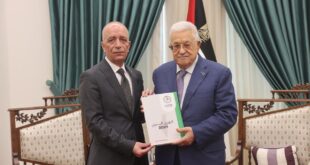 الرئيس عباس يتسلم التقرير السنوي لسلطة الأراضي