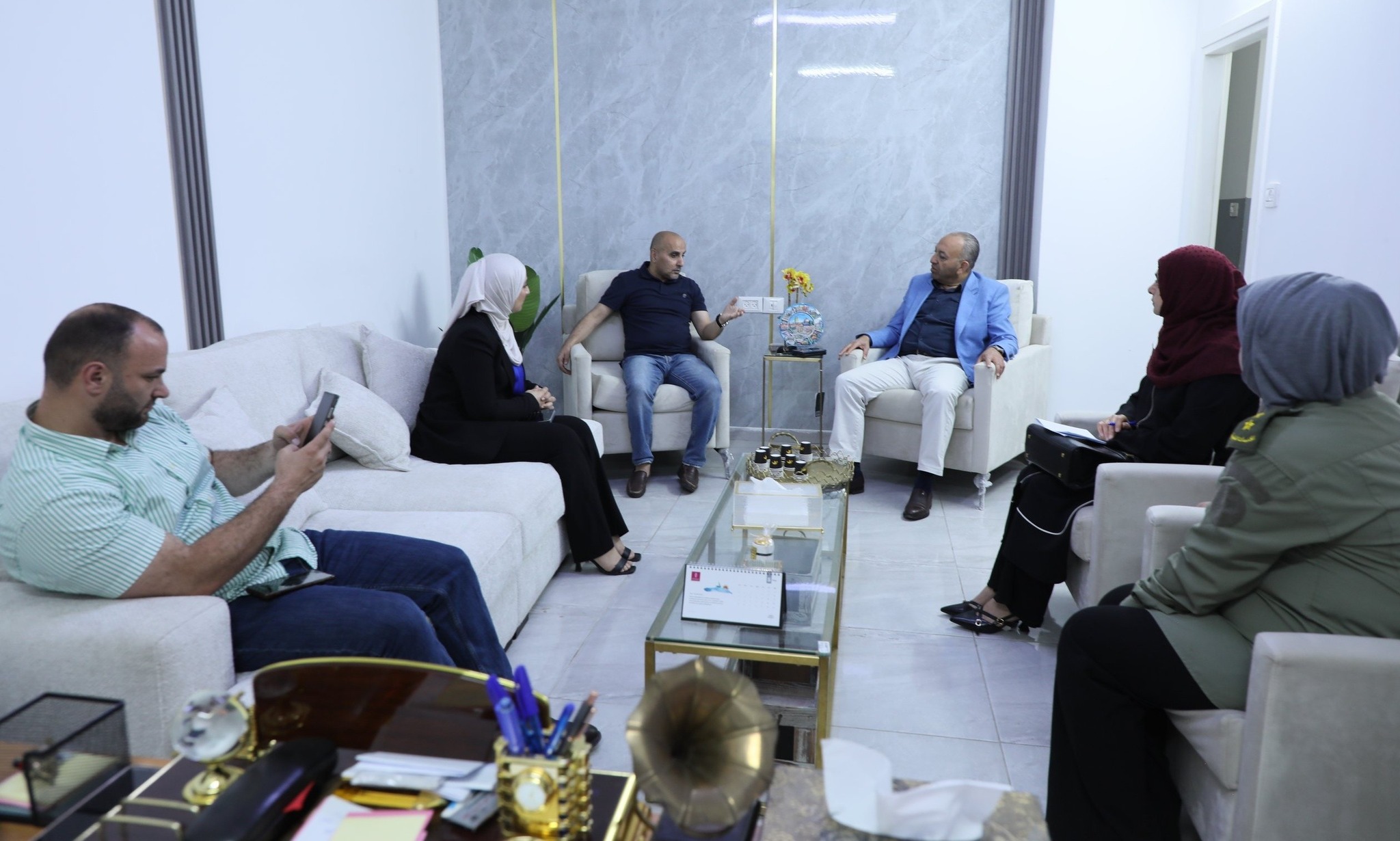 شفا - زار نائب محافظ سلفيت محمود صالح، اليوم الاثنين، مديرية الخدمات الطبية العسكرية في المحافظة، والتقى مديرها العقيد صيدلاني عصام ملوح، بمشاركة  الجهات المختصة ذات العلاقة بمؤسسة المحافظة.
وأكد صالح خلال اللقاء على توجيهات محافظ سلفيت مصطفى طقاطقة، التي تشدد على أهمية تعزيز التعاون والتكامل بين مختلف المؤسسات الرسمية، بما يضمن تقديم أفضل الخدمات للمواطنين، كل حسب اختصاصه، مشيدا بالدور الحيوي الذي تقوم به الخدمات الطبية العسكرية في سلفيت من خلال تقديم الرعاية الصحية والخدمات الطبية لأفراد المؤسسة الأمنية وعائلاتهم وذويهم.
من جهته، ثمّن العقيد ملوح هذه الزيارة، معرباً عن تقديره لاهتمام محافظة سلفيت، ومتابعتها الحثيثة لمجريات الأمور على مستوى المحافظة. مؤكدا جاهزية طواقم الخدمات الطبية العسكرية الدائمة لتقديم الخدمة لأبناء شعبنا، بالتعاون والتكامل مع كافة المؤسسات وجهات الاختصاص.
وفي ختام الزيارة، قام العقيد ملوح ونائب المحافظ صالح بجولة تفقدية شملت أقسام وعيادات المديرية، مشيدين بجهود إدارتها وموظفيها.
