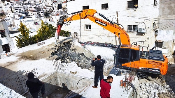 الاحتلال يجبر مواطنا ونجله على هدم منزليهما ذاتيا في بيت حنينا شمال القدس