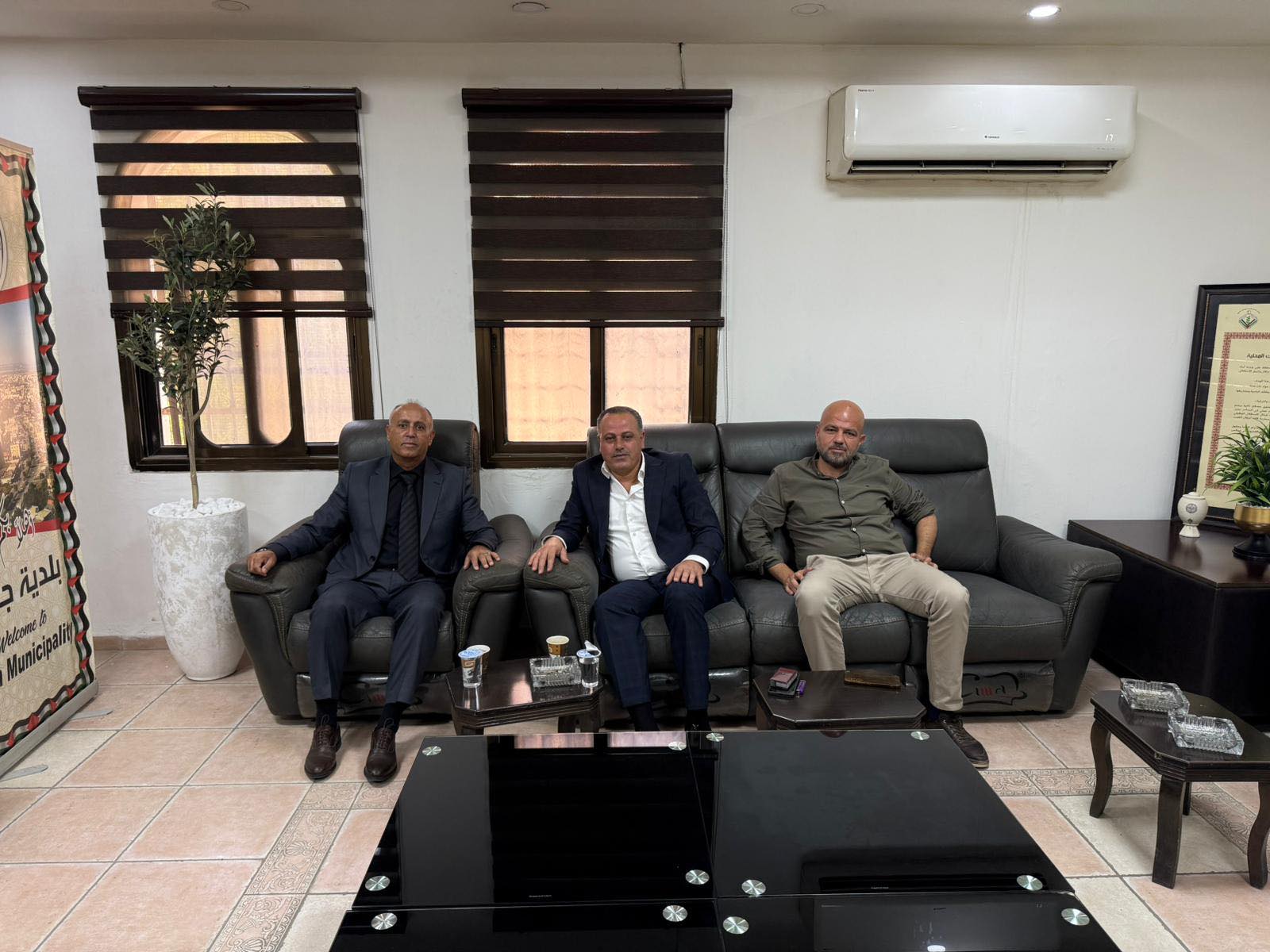 محافظ جنين كمال أبو الرب يبحث مع البلدية اعمال إعادة تأهيل البنية التحتية