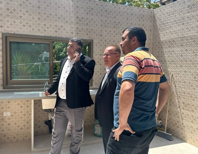 محافظ نابلس يُسلّم منزلين أعيد تأهليهما عقب إحراق الاحتلال لهما