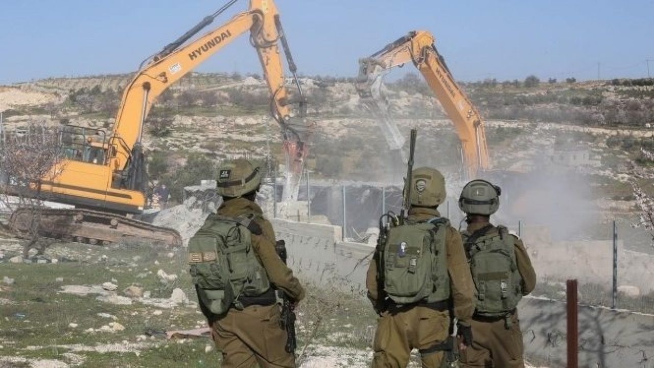 الاحتلال يهدم جدرانا استنادية ويردم بئر مياه في سلواد شرق رام الله
