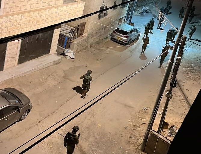 الاحتلال يقتحم برقين ويحتجز شابين