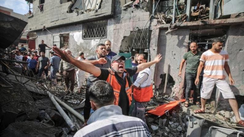12 شهيدا بينهم عائلة كاملة من 7 أفراد في قصف الاحتلال مدينتي غزة وخان يونس بالقطاع