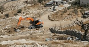 مستوطن يغلق طريقا رئيسيا في تقوع جنوب شرق بيت لحم