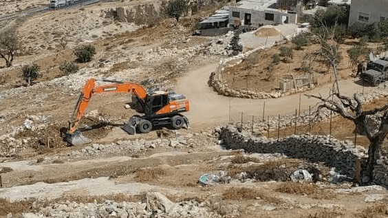 مستوطن يغلق طريقا رئيسيا في تقوع جنوب شرق بيت لحم