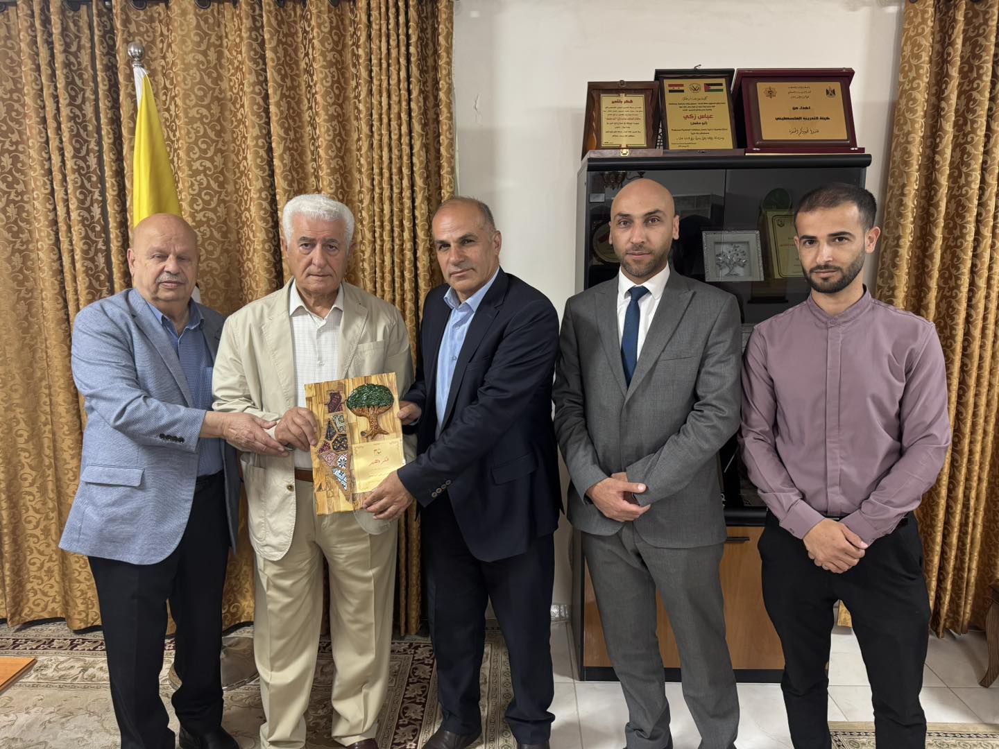 مركز إنماء الفلسطيني يكرّم القائد الوطني عباس زكي تقديرًا لعطائه الوطني”