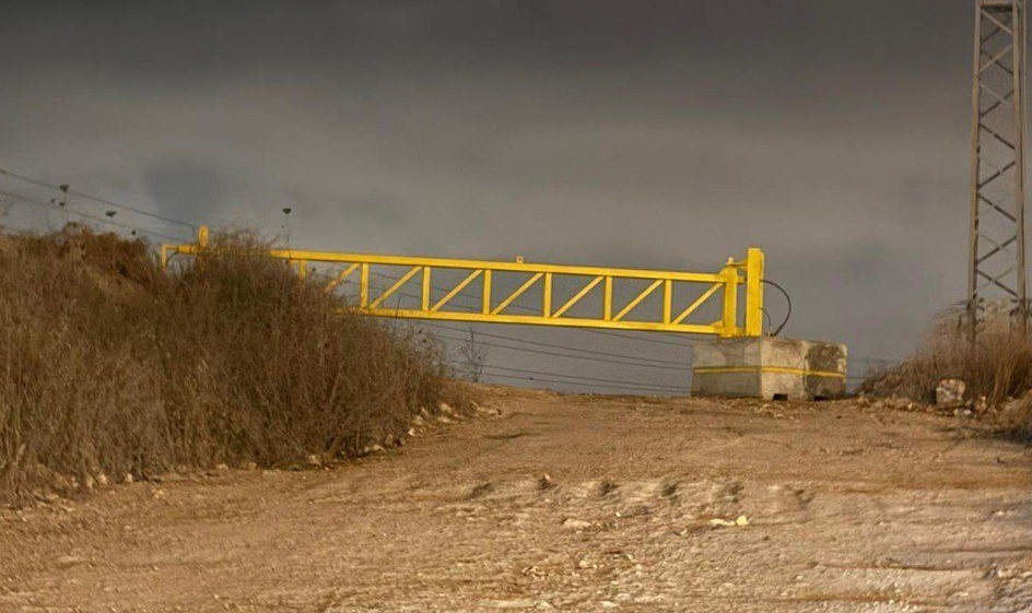 الاحتلال ينصب بوابة حديدية جديدة شمال غرب سلفيت