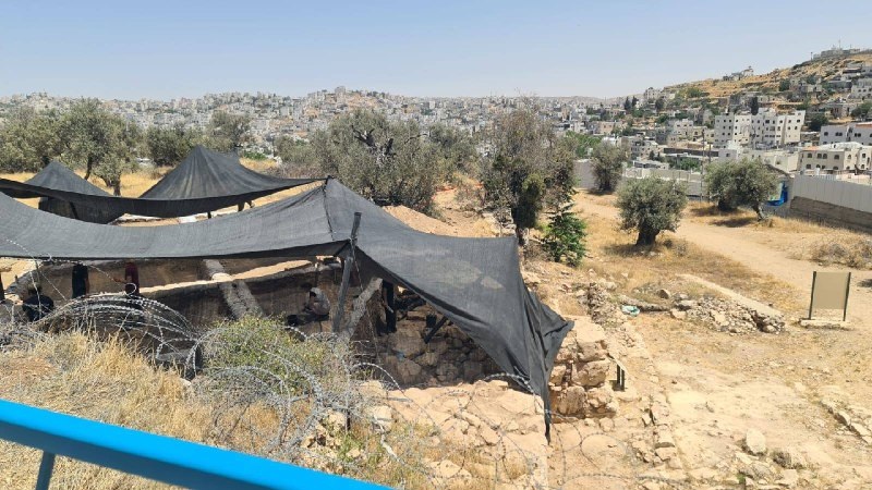 الاحتلال يشرع بتنفيذ حفريات في حي تل الرميدة بمدينة الخليل