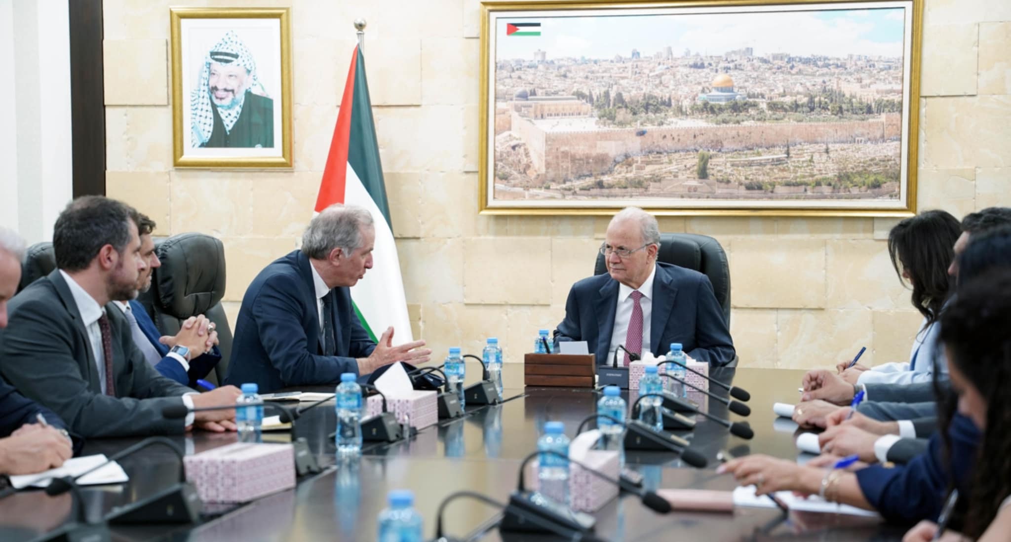 رئيس الوزراء يبحث مع الممثل الأوروبي الخاص لعملية السلام آخر المستجدات وجهود وقف إطلاق النار