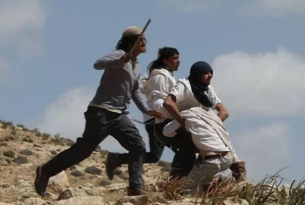 مستوطنون يعتدون على مواطن من المغير شمال شرق رام الله