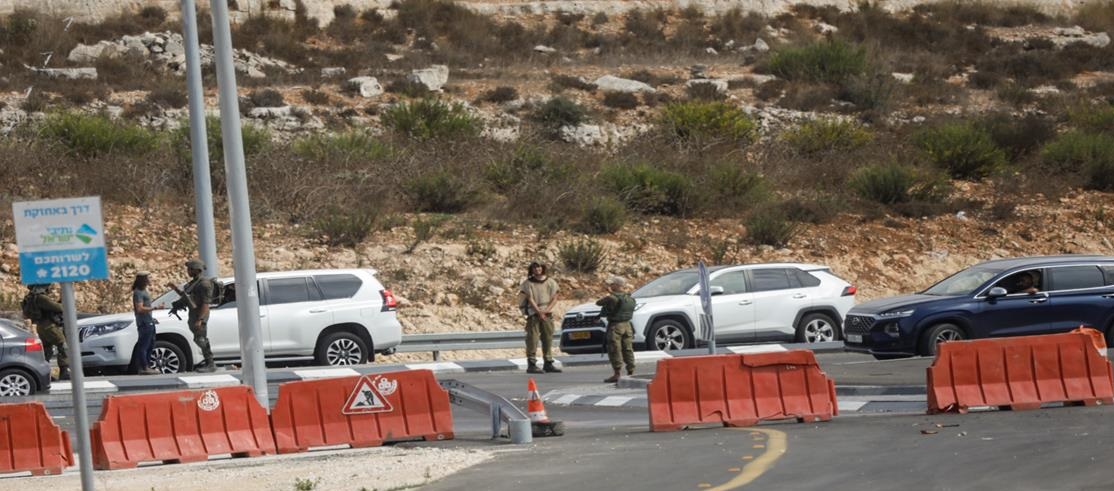 الاحتلال يعيد إغلاق مدخل المنشية جنوب بيت لحم
