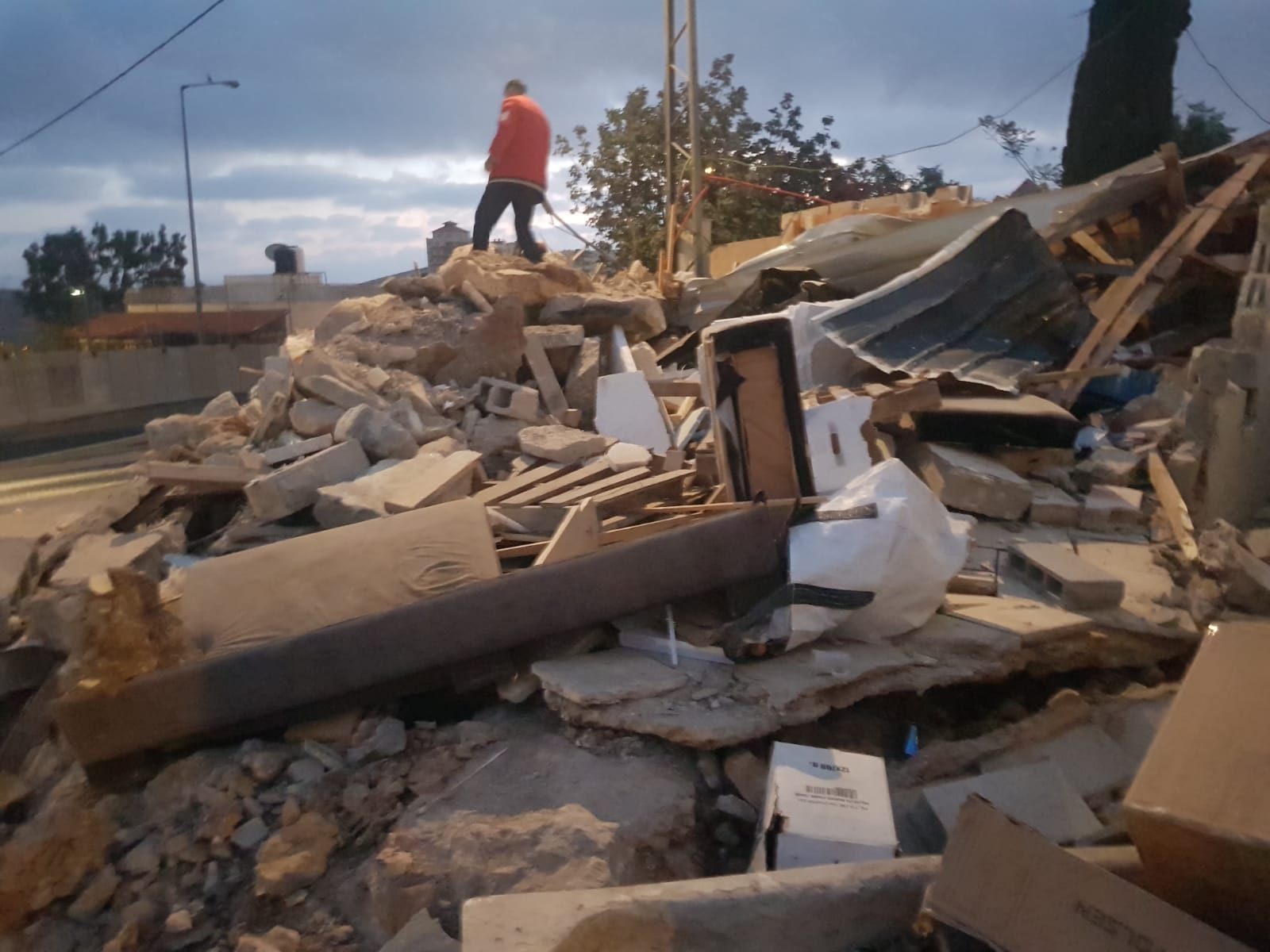 الاحتلال يهدم منزلا في حزما شمال شرق القدس
