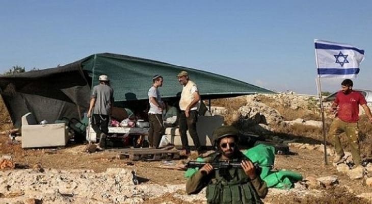 مستوطنون يُواصلون إقامة بؤرة استيطانية جديدة شمال رام الله