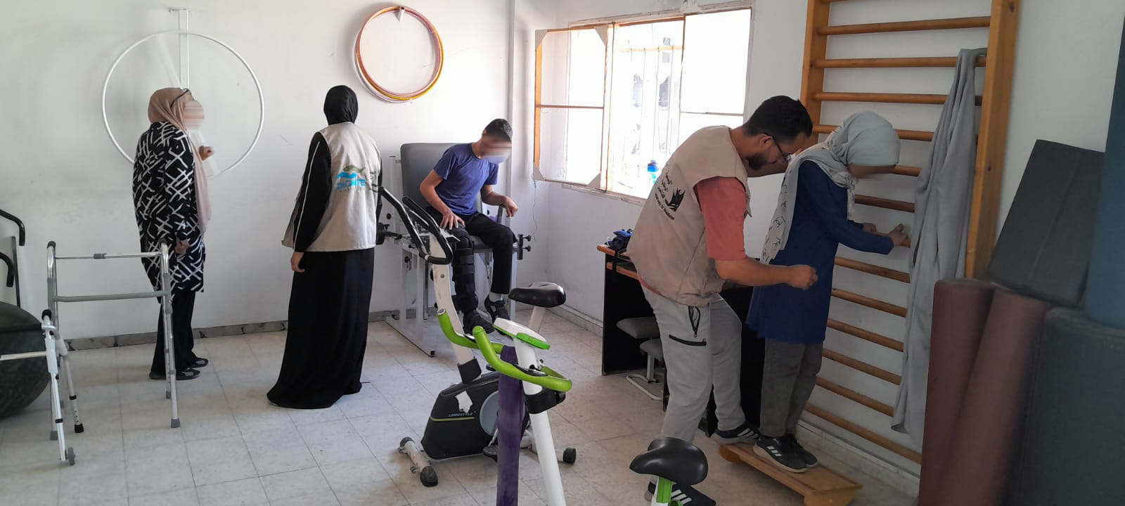 الجمعية الوطنية للتأهيل تواصل تقديم خدمات العلاج والتأهيل للأشخاص ذوي الإعاقة والنازحين والمصابين في غزة